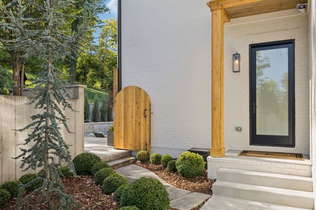 1323 Harding Pl, Nashville, TN 37215