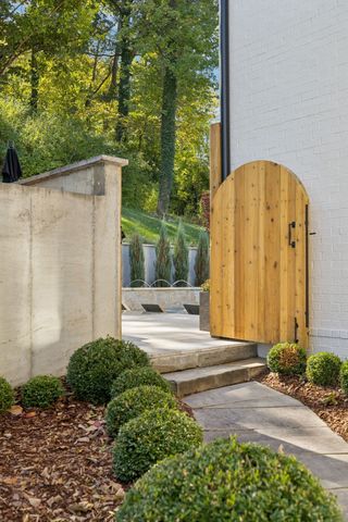 1323 Harding Pl, Nashville, TN 37215