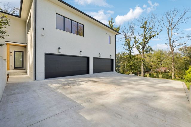 1323 Harding Pl, Nashville, TN 37215