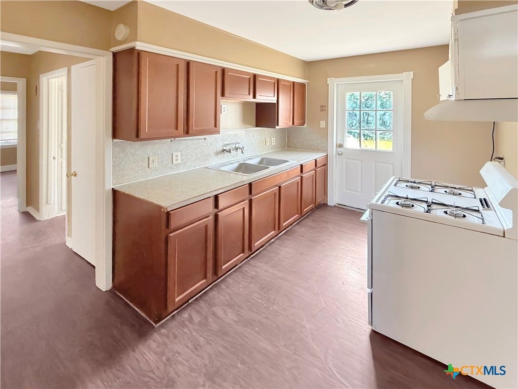 Image 4 of property listing at 2907 Cypress Street, Victoria, TX 77901
