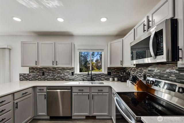 61 E Channel Drive, Allyn, WA 98524
