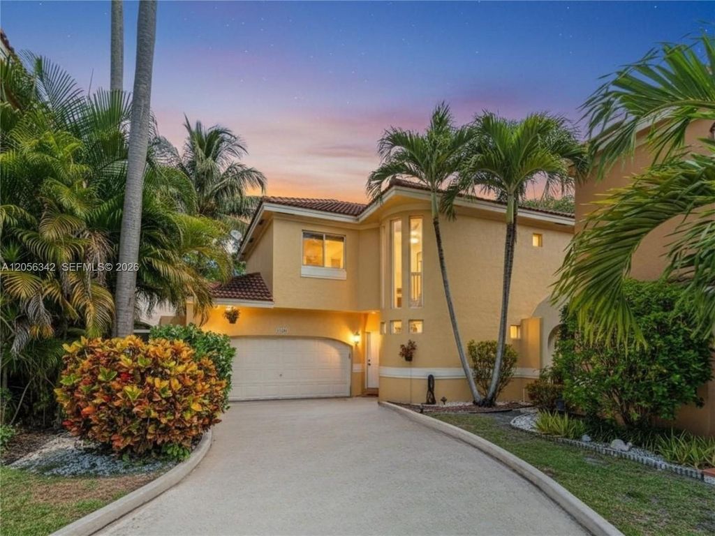 11407 Lakeview Dr, Coral Springs, FL 33071