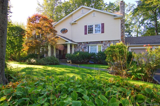 12 Avon Lane, East Hills, NY 11577