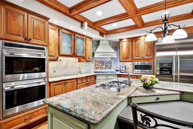 12 Avon Lane, East Hills, NY 11577