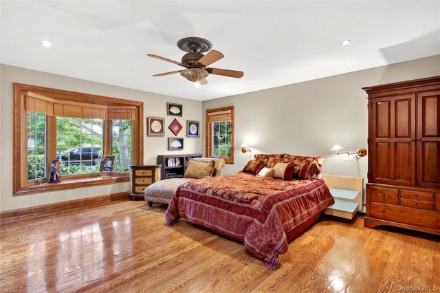 12 Avon Lane, East Hills, NY 11577