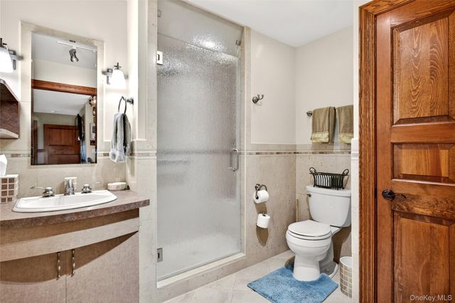 12 Avon Lane, East Hills, NY 11577