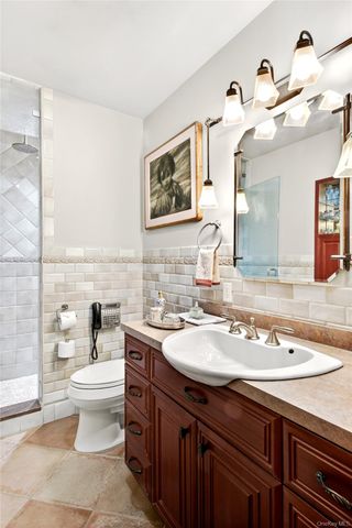 12 Avon Lane, East Hills, NY 11577