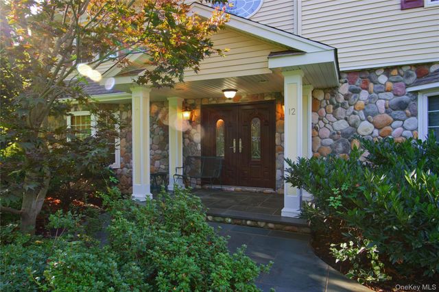 12 Avon Lane, East Hills, NY 11577