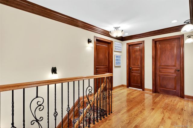 12 Avon Lane, East Hills, NY 11577