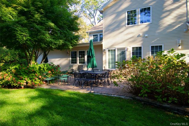 12 Avon Lane, East Hills, NY 11577