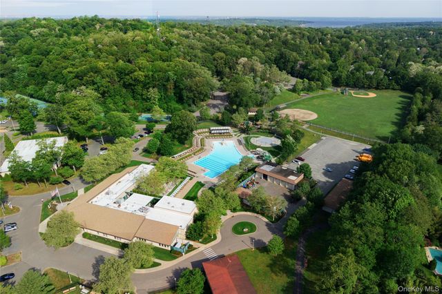 12 Avon Lane, East Hills, NY 11577