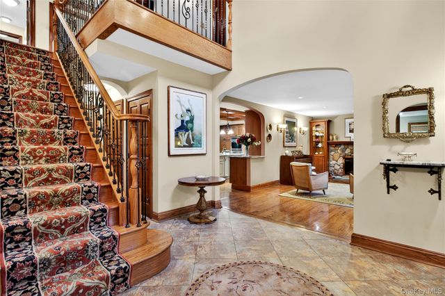12 Avon Lane, East Hills, NY 11577