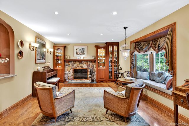 12 Avon Lane, East Hills, NY 11577