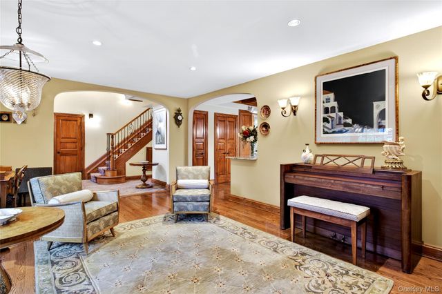 12 Avon Lane, East Hills, NY 11577