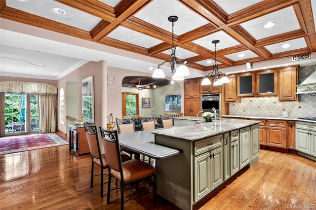 12 Avon Lane, East Hills, NY 11577