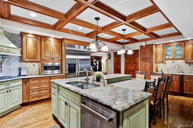 12 Avon Lane, East Hills, NY 11577