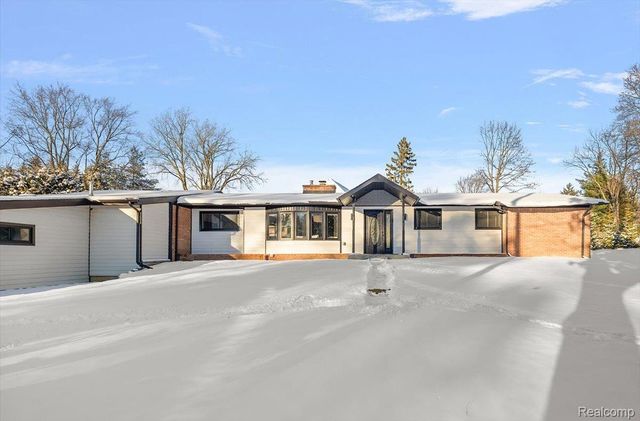 3267 Greentree Road, Bloomfield Charter Township, MI 48304