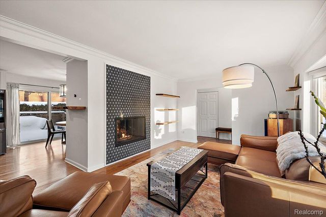 3267 Greentree Road, Bloomfield Charter Township, MI 48304