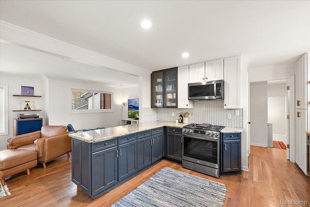 3267 Greentree Road, Bloomfield Charter Township, MI 48304