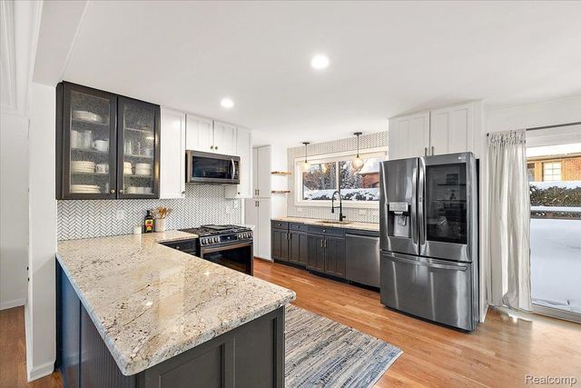 3267 Greentree Road, Bloomfield Charter Township, MI 48304