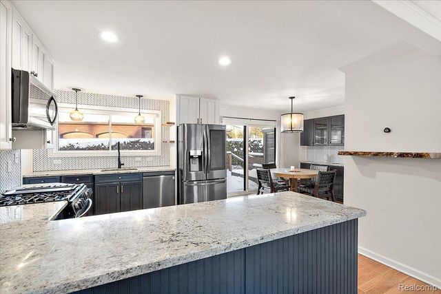 3267 Greentree Road, Bloomfield Charter Township, MI 48304