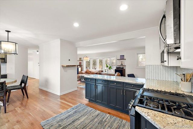 3267 Greentree Road, Bloomfield Charter Township, MI 48304