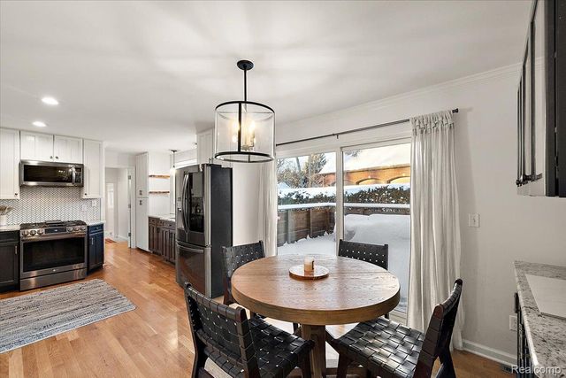 3267 Greentree Road, Bloomfield Charter Township, MI 48304