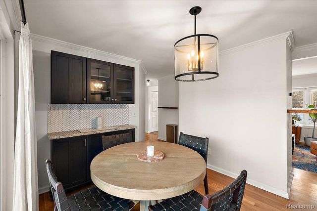 3267 Greentree Road, Bloomfield Charter Township, MI 48304