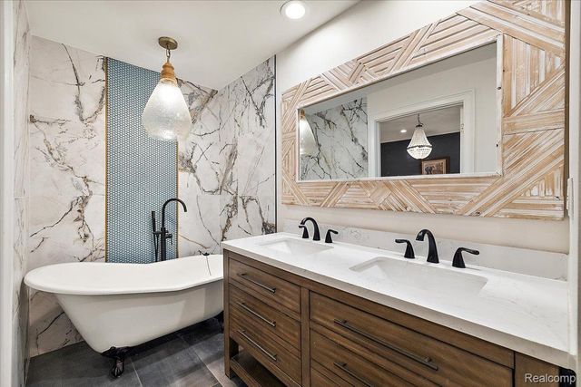 3267 Greentree Road, Bloomfield Charter Township, MI 48304