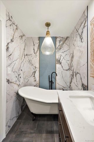 3267 Greentree Road, Bloomfield Charter Township, MI 48304