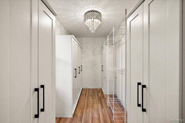 3267 Greentree Road, Bloomfield Charter Township, MI 48304