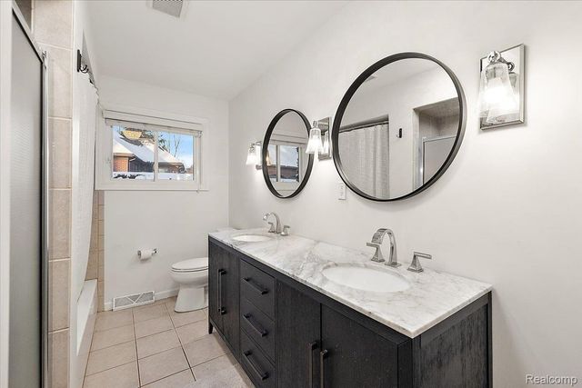 3267 Greentree Road, Bloomfield Charter Township, MI 48304