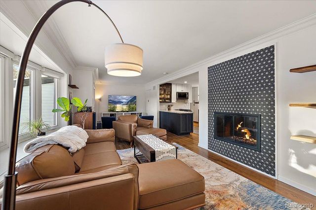 3267 Greentree Road, Bloomfield Charter Township, MI 48304