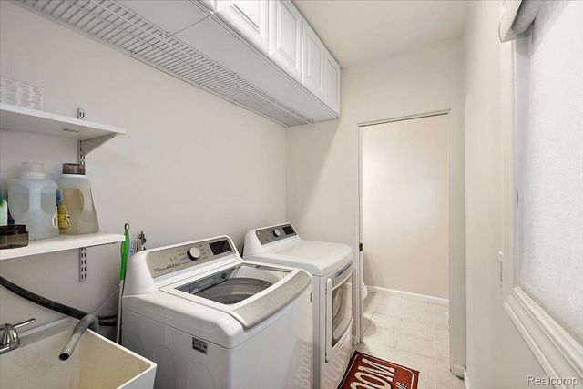 3267 Greentree Road, Bloomfield Charter Township, MI 48304