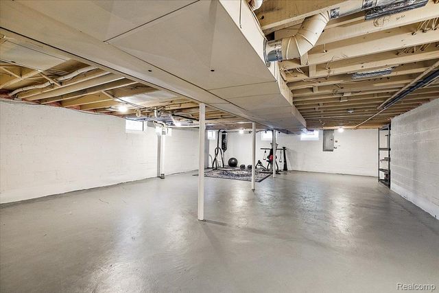 3267 Greentree Road, Bloomfield Charter Township, MI 48304