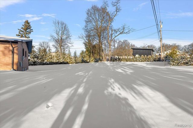 3267 Greentree Road, Bloomfield Charter Township, MI 48304