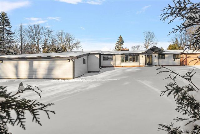 3267 Greentree Road, Bloomfield Charter Township, MI 48304