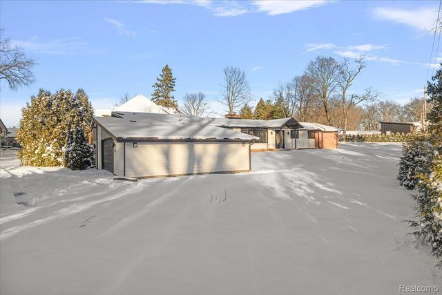 3267 Greentree Road, Bloomfield Charter Township, MI 48304