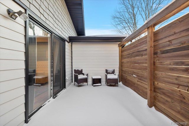 3267 Greentree Road, Bloomfield Charter Township, MI 48304