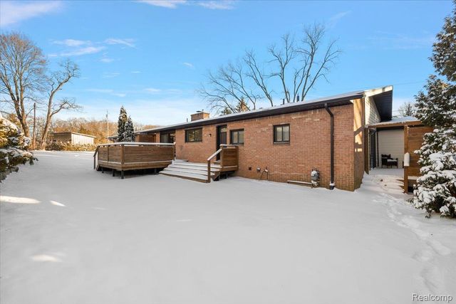 3267 Greentree Road, Bloomfield Charter Township, MI 48304