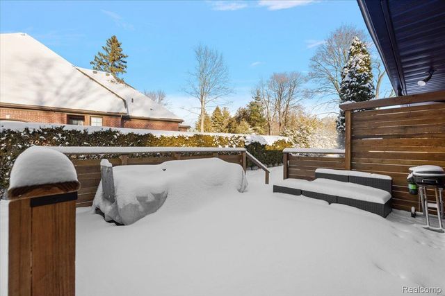 3267 Greentree Road, Bloomfield Charter Township, MI 48304