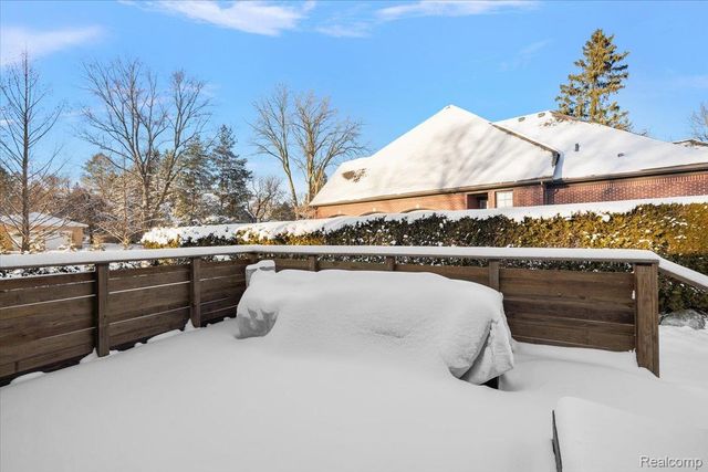 3267 Greentree Road, Bloomfield Charter Township, MI 48304