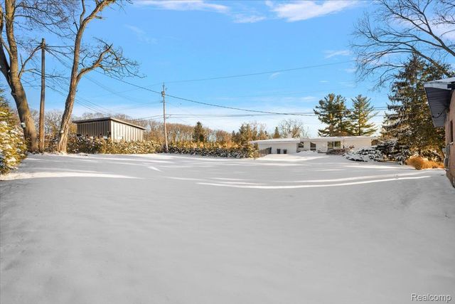 3267 Greentree Road, Bloomfield Charter Township, MI 48304