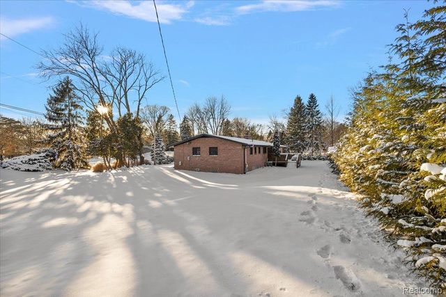 3267 Greentree Road, Bloomfield Charter Township, MI 48304