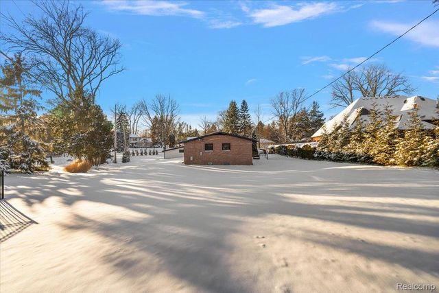 3267 Greentree Road, Bloomfield Charter Township, MI 48304