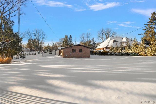 3267 Greentree Road, Bloomfield Charter Township, MI 48304