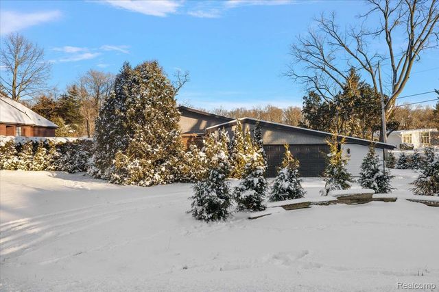 3267 Greentree Road, Bloomfield Charter Township, MI 48304