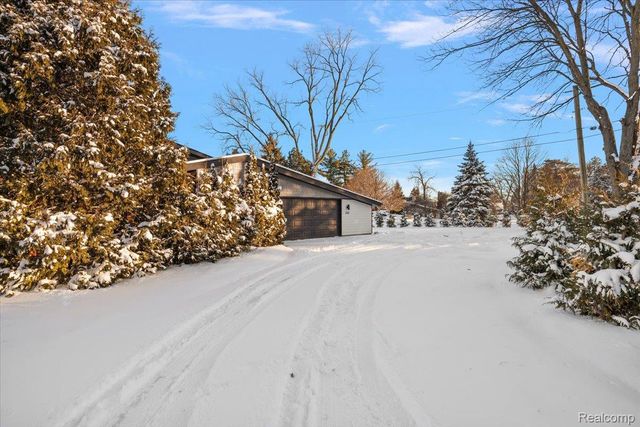 3267 Greentree Road, Bloomfield Charter Township, MI 48304