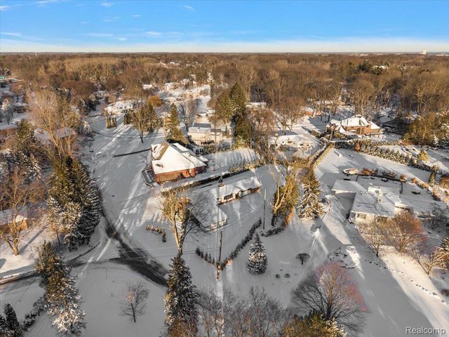 3267 Greentree Road, Bloomfield Charter Township, MI 48304