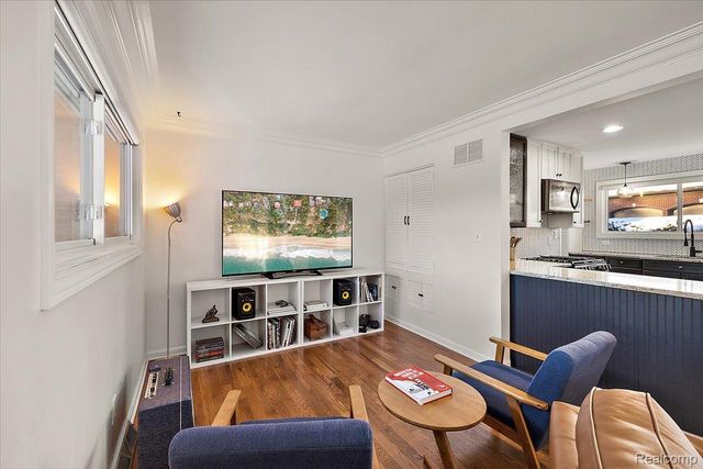 3267 Greentree Road, Bloomfield Charter Township, MI 48304